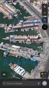 una mappa di un porto con una nave e una barca di Barca americana old style refittata a Genova