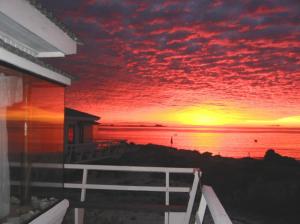 a view of a sunset from a house at Cabañas & Camping Memoruz in La Higuera