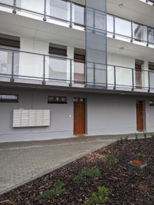 zewnętrzny widok na budynek apartamentowy z balkonem w obiekcie Apartament Leomar, bezkontaktowe zameldowanie, darmowy parking w Poznaniu
