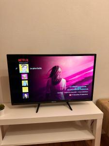 a flat screen tv sitting on top of a table at Studio Proche Disneyland Paris in Montévrain