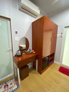 a kitchen with a wooden desk and a mirror at Motel Happy House- Hảo in Bạc Liêu