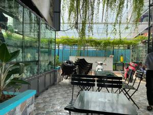 a patio with a table and chairs in a building at Motel Happy House- Hảo in Bạc Liêu