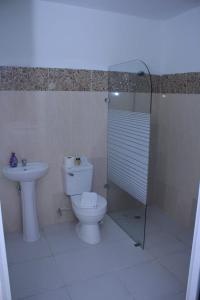 uma casa de banho com um WC, um chuveiro e um lavatório. em R.G sol 2 em Pantoja