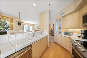 Kuchyň nebo kuchyňský kout v ubytování Palisades Tahoe Lodge Rentals Two Bedroom #512