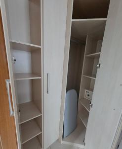 Habitación con armario con estanterías blancas. en B1415 Flat próx a esplanada dos ministérios, en Brasilia