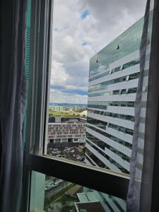Una vista de un gran edificio desde una ventana. en B1415 Flat próx a esplanada dos ministérios, en Brasilia