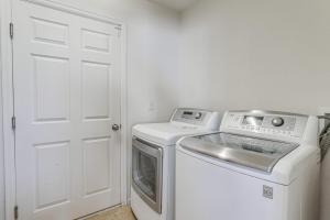 una lavadora y secadora blancas en una habitación en Spacious Home with Patio Near Denver Airport, en Aurora