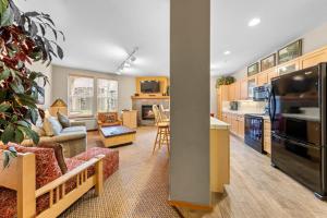 Nhà bếp/bếp nhỏ tại Palisades Tahoe Lodge Rentals Two Bedroom #716