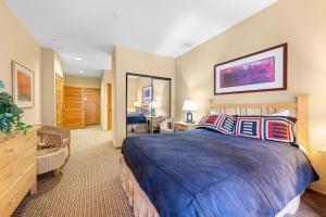 Giường trong phòng chung tại Palisades Tahoe Lodge Rentals Two Bedroom #716 +13 ảnh