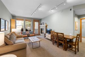 Χώρος καθιστικού στο Palisades Tahoe Lodge Rentals Two Bedroom #712