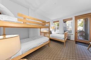 Ένα ή περισσότερα κρεβάτια σε δωμάτιο στο Palisades Tahoe Lodge Rentals Two Bedroom #712