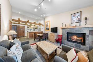 Χώρος καθιστικού στο Palisades Tahoe Lodge Rentals Two Bedroom #800