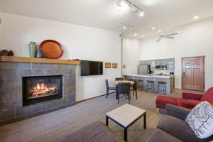 Η κουζίνα ή μικρή κουζίνα στο Two Bedroom #801