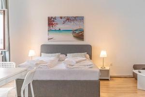 - une chambre avec un lit et une peinture murale dans l'établissement Easystay 2BR Apt. near AKH- Perfect for Longstays, à Vienne