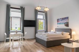 - une chambre avec un lit, une table et des chaises dans l'établissement Easystay 2BR Apt. near AKH- Perfect for Longstays, à Vienne