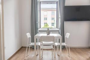 d'une salle à manger avec une table, des chaises et une fenêtre. dans l'établissement Easystay 2BR Apt. near AKH- Perfect for Longstays, à Vienne
