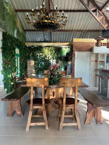 een eettafel en banken in een patio bij Finca Villa Antonella in Calarcá