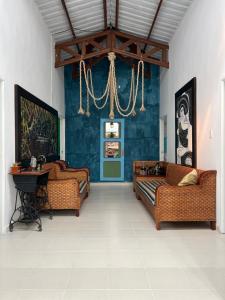 - un salon avec deux canapés et un lustre dans l'établissement Finca Villa Antonella, à Calarcá
