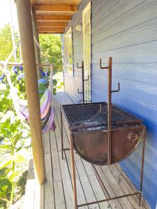 una bañera oxidada sentada en el porche de una casa en Casa Montaña, en Futrono