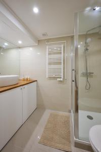 y baño con ducha acristalada y lavamanos. en Le Refuge Parisien, en Montrouge