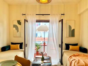 um quarto com 2 camas e uma janela em Apartamento a 400 metros da praia Santa Cruz em Santa Cruz