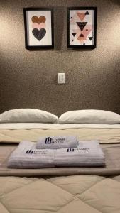 Duas camas num quarto com duas toalhas em Living Hotel São Paulo em São Paulo
