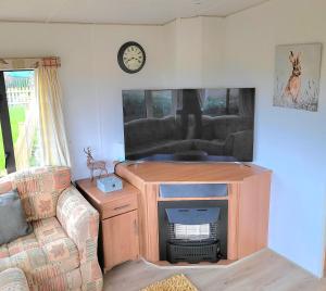 uma sala de estar com lareira e sofá em Badgers Rest Loddon em Norwich