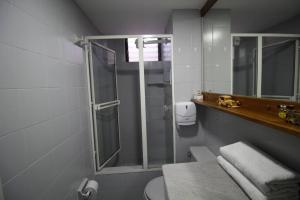 a bathroom with a glass shower and a toilet at Apartamento Cómodo en el Poblado in Medellín
