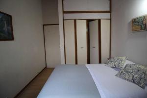 מיטה או מיטות בחדר ב-Apartamento Cómodo en el Poblado