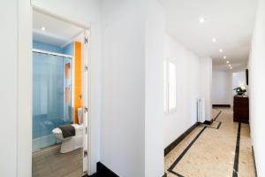 a corridor of a bathroom with a shower and a toilet at Neptuno Ático, con terraza in Granada