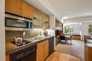 Kuchyň nebo kuchyňský kout v ubytování Palisades Tahoe Lodge Rentals Studio #204