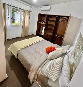 una camera con un grande letto di Apartamento en Carrasco Sur, cerca del aeropuerto y la rambla a Montevideo