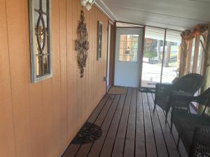 een veranda van een huis met een houten terras bij Cedar House in Rockaway Beach