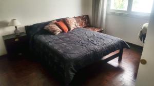 a bedroom with a bed and a chair and a window at Departamento Céntrico in Mar del Plata