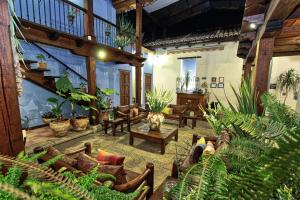 a large living room filled with lots of plants at Docecuartos Hotel in San Cristóbal de Las Casas