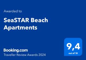 SeaSTAR Beach Apartments في بلدة كوس: علامة زرقاء مع كلمة شقق شاطئ seashar