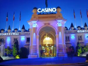 um edifício com uma placa que lê casino à noite em Chalet du Fjord & Spa em Pugny-Chatenod