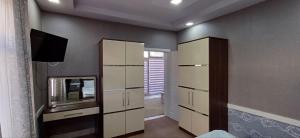 una camera da letto con cassettiera, specchio e TV di Gabala Bliss Inn Hotel and Restaurant a Gabala