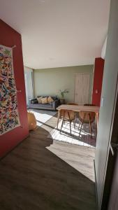 a living room with a table and a couch at Departamento en Puebla (en torre Artema- zona Angelópolis) in Puebla