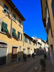 een lege straat in een steeg tussen twee gebouwen bij Appartamento Ilesis in San Casciano in Val di Pesa