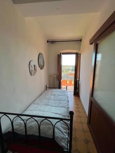 - une chambre avec un lit dans une pièce dotée d'une fenêtre dans l'établissement Appartamento Ilesis, à San Casciano in Val di Pesa