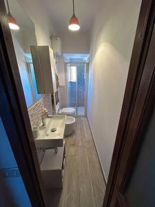 La salle de bains est pourvue d'un lavabo et de toilettes. dans l'établissement Appartamento Ilesis, à San Casciano in Val di Pesa