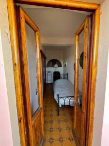 une porte ouverte sur une chambre avec un lit dans l'établissement Appartamento Ilesis, à San Casciano in Val di Pesa