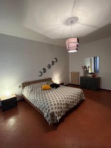 - une chambre avec un lit avec un chat dans l'établissement Appartamento Ilesis, à San Casciano in Val di Pesa