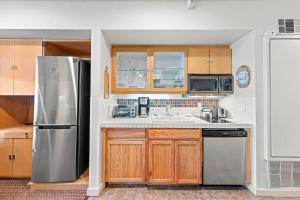 Kuchyň nebo kuchyňský kout v ubytování Palisades Tahoe Lodge Rentals Studio #215