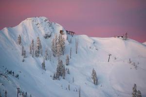 Palisades Tahoe Lodge Rentals Studio #215 v zimě