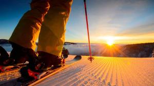 una persona sugli sci in cima a una pista innevata di Studio #248 a Olympic Valley