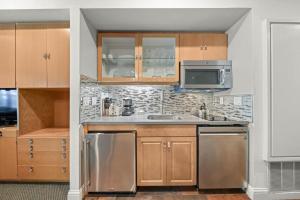 Kuchyň nebo kuchyňský kout v ubytování Palisades Tahoe Lodge Rentals Studio #226
