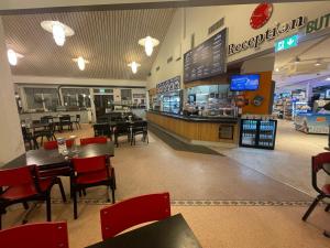 Restoran või mõni muu söögikoht majutusasutuses Rasta Falköping