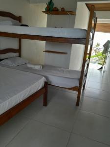 een slaapkamer met 2 stapelbedden en een raam bij Casa da India in Cayru